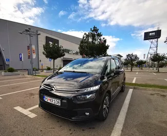 Frontansicht eines Mietwagens Citroen C4 Grand Picasso in Podgorica, Montenegro ✓ Auto Nr.8794. ✓ Automatisch TM ✓ 0 Bewertungen.