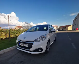 Frontansicht eines Mietwagens Peugeot 208 in Podgorica, Montenegro ✓ Auto Nr.8791. ✓ Schaltgetriebe TM ✓ 0 Bewertungen.