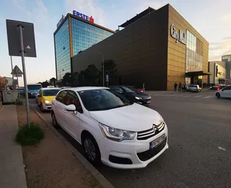 Frontansicht eines Mietwagens Citroen C4 in Podgorica, Montenegro ✓ Auto Nr.8793. ✓ Schaltgetriebe TM ✓ 0 Bewertungen.