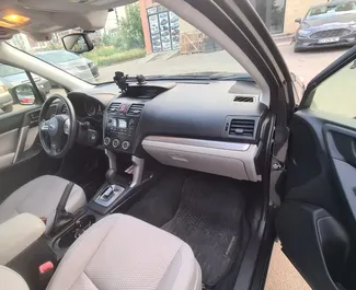 Innenraum von Subaru Forester zur Miete in Georgien. Ein großartiges 5-Sitzer Fahrzeug mit Automatisch Getriebe.