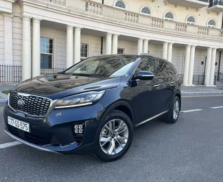 Frontansicht eines Mietwagens Kia Sorento am Flughafen Baku, Aserbaidschan ✓ Auto Nr.8571. ✓ Automatisch TM ✓ 0 Bewertungen.