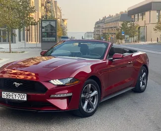 Frontansicht eines Mietwagens Ford Mustang Cabrio am Flughafen Baku, Aserbaidschan ✓ Auto Nr.8572. ✓ Automatisch TM ✓ 0 Bewertungen.