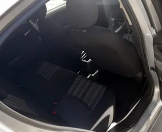 Innenraum von Mazda 2 zur Miete auf Zypern. Ein großartiges 5-Sitzer Fahrzeug mit Automatisch Getriebe.