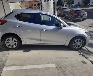 Frontansicht eines Mietwagens Mazda 2 in Limassol, Zypern ✓ Auto Nr.8872. ✓ Automatisch TM ✓ 0 Bewertungen.