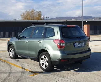 Innenraum von Subaru Forester zur Miete in Georgien. Ein großartiges 5-Sitzer Fahrzeug mit Automatisch Getriebe.