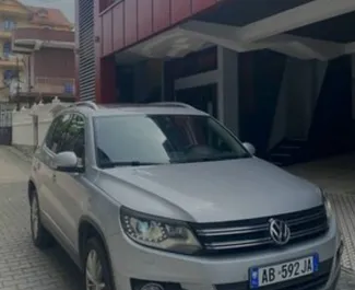 Frontansicht eines Mietwagens Volkswagen Tiguan in Tirana, Albanien ✓ Auto Nr.8570. ✓ Automatisch TM ✓ 0 Bewertungen.