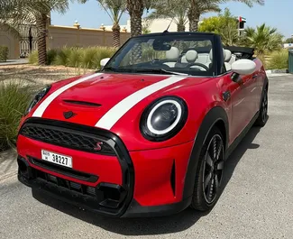 Frontansicht eines Mietwagens Mini Cooper S in Dubai, VAE ✓ Auto Nr.8563. ✓ Automatisch TM ✓ 0 Bewertungen.