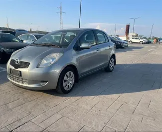 Frontansicht eines Mietwagens Toyota Yaris in Tirana, Albanien ✓ Auto Nr.8683. ✓ Schaltgetriebe TM ✓ 3 Bewertungen.