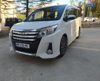 Frontansicht eines Mietwagens Toyota Noah am Flughafen Kutaisi, Georgien ✓ Auto Nr.8929. ✓ Automatisch TM ✓ 1 Bewertungen.