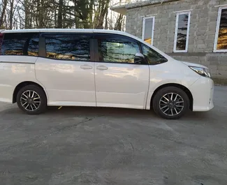 Vermietung Toyota Noah. Komfort, Minivan Fahrzeug zur Miete in Georgien ✓ Kaution Einzahlung von 250 GEL ✓ Versicherungsoptionen KFZ-HV, TKV, VKV Plus, VKV Komplett, Insassen, Diebstahlschutz, Keine Kaution.