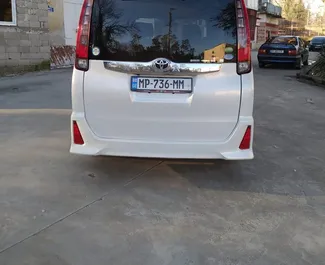 Innenraum von Toyota Noah zur Miete in Georgien. Ein großartiges 7-Sitzer Fahrzeug mit Automatisch Getriebe.