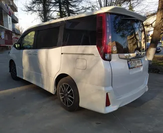 Toyota Noah 2020 mit Antriebssystem Frontantrieb, verfügbar am Flughafen Kutaisi.