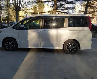 Benzin 2,0L Motor von Toyota Noah 2020 zur Miete am Flughafen Kutaisi.