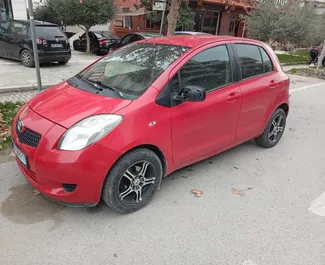 Frontansicht eines Mietwagens Toyota Yaris in Durres, Albanien ✓ Auto Nr.8594. ✓ Schaltgetriebe TM ✓ 0 Bewertungen.