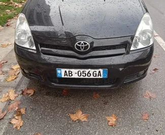 Frontansicht eines Mietwagens Toyota Corolla Verso in Durres, Albanien ✓ Auto Nr.8603. ✓ Schaltgetriebe TM ✓ 0 Bewertungen.