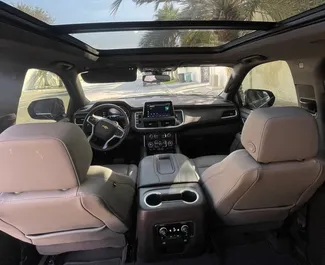 Chevrolet Tahoe 2023 zur Miete verfügbar in Dubai, mit Kilometerbegrenzung 250 km/Tag.