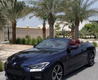 Frontansicht eines Mietwagens BMW 420i Cabrio in Dubai, VAE ✓ Auto Nr.8556. ✓ Automatisch TM ✓ 0 Bewertungen.