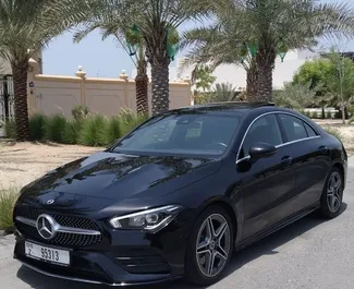 Frontansicht eines Mietwagens Mercedes-Benz CLA200 in Dubai, VAE ✓ Auto Nr.8560. ✓ Automatisch TM ✓ 0 Bewertungen.