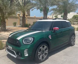 Frontansicht eines Mietwagens Mini Countryman Cooper S in Dubai, VAE ✓ Auto Nr.8562. ✓ Automatisch TM ✓ 0 Bewertungen.