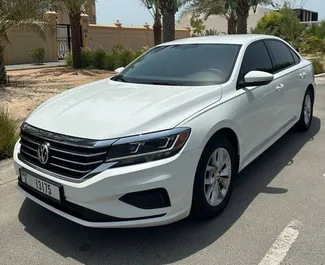 Frontansicht eines Mietwagens Volkswagen Passat in Dubai, VAE ✓ Auto Nr.8618. ✓ Automatisch TM ✓ 0 Bewertungen.