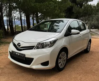 Frontansicht eines Mietwagens Toyota Yaris in Budva, Montenegro ✓ Auto Nr.9300. ✓ Automatisch TM ✓ 0 Bewertungen.