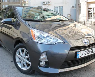 Frontansicht eines Mietwagens Toyota Prius C in Tiflis, Georgien ✓ Auto Nr.9241. ✓ Automatisch TM ✓ 0 Bewertungen.