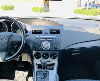 Innenraum von Mazda 3 zur Miete in Armenien. Ein großartiges 5-Sitzer Fahrzeug mit Automatisch Getriebe.