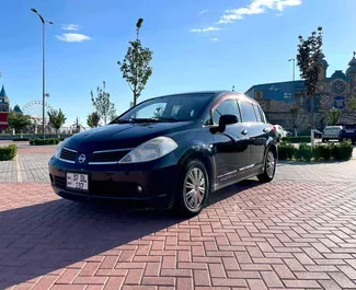 Frontansicht eines Mietwagens Nissan Tiida in Eriwan, Armenien ✓ Auto Nr.9108. ✓ Automatisch TM ✓ 1 Bewertungen.