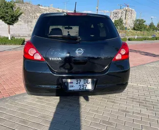 Innenraum von Nissan Tiida zur Miete in Armenien. Ein großartiges 5-Sitzer Fahrzeug mit Automatisch Getriebe.