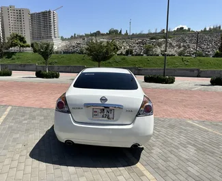 Innenraum von Nissan Altima zur Miete in Armenien. Ein großartiges 5-Sitzer Fahrzeug mit Automatisch Getriebe.