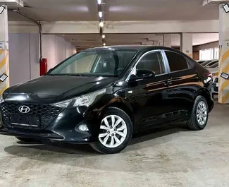 Frontansicht eines Mietwagens Hyundai Accent in Baku, Aserbaidschan ✓ Auto Nr.9090. ✓ Automatisch TM ✓ 0 Bewertungen.