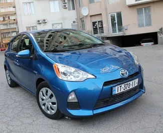 Frontansicht eines Mietwagens Toyota Prius C in Tiflis, Georgien ✓ Auto Nr.9243. ✓ Automatisch TM ✓ 0 Bewertungen.