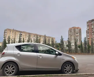 Frontansicht eines Mietwagens Toyota Prius C in Tiflis, Georgien ✓ Auto Nr.9185. ✓ Automatisch TM ✓ 0 Bewertungen.