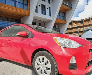 Frontansicht eines Mietwagens Toyota Prius C in Tiflis, Georgien ✓ Auto Nr.9232. ✓ Automatisch TM ✓ 0 Bewertungen.