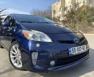 Frontansicht eines Mietwagens Toyota Prius in Tiflis, Georgien ✓ Auto Nr.8686. ✓ Automatisch TM ✓ 0 Bewertungen.