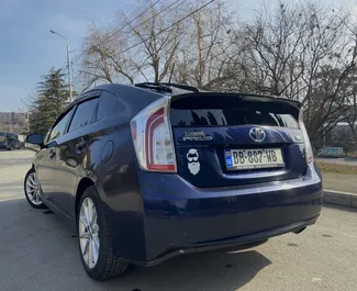 Innenraum von Toyota Prius zur Miete in Georgien. Ein großartiges 4-Sitzer Fahrzeug mit Automatisch Getriebe.