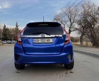 Innenraum von Honda Fit zur Miete in Georgien. Ein großartiges 4-Sitzer Fahrzeug mit Automatisch Getriebe.