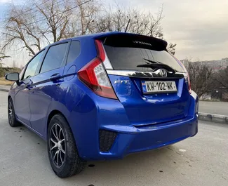 Honda Fit 2015 mit Antriebssystem Frontantrieb, verfügbar in Tiflis.