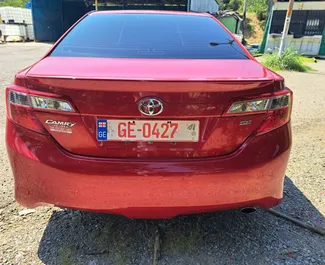 Innenraum von Toyota Camry zur Miete in Georgien. Ein großartiges 5-Sitzer Fahrzeug mit Automatisch Getriebe.