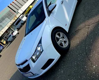 Frontansicht eines Mietwagens Chevrolet Cruze in Kutaisi, Georgien ✓ Auto Nr.9284. ✓ Automatisch TM ✓ 0 Bewertungen.