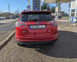 Innenraum von Toyota Rav4 zur Miete in Georgien. Ein großartiges 5-Sitzer Fahrzeug mit Automatisch Getriebe.