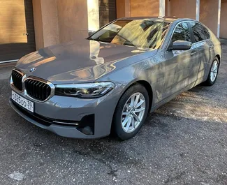 Frontansicht eines Mietwagens BMW 520d in Kaliningrad, Russland ✓ Auto Nr.8974. ✓ Automatisch TM ✓ 0 Bewertungen.