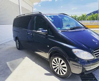 Frontansicht eines Mietwagens Mercedes-Benz Viano am Flughafen von Tirana, Albanien ✓ Auto Nr.9249. ✓ Automatisch TM ✓ 0 Bewertungen.