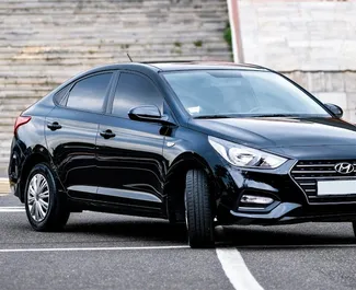 Frontansicht eines Mietwagens Hyundai Solaris in Eriwan, Armenien ✓ Auto Nr.9064. ✓ Automatisch TM ✓ 3 Bewertungen.