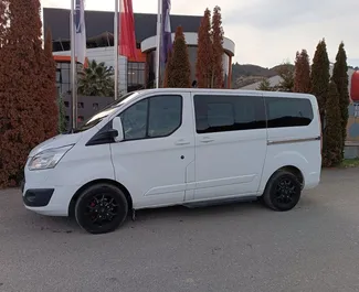 Frontansicht eines Mietwagens Ford Tourneo Custom in Tirana, Albanien ✓ Auto Nr.9033. ✓ Schaltgetriebe TM ✓ 0 Bewertungen.