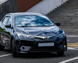 Frontansicht eines Mietwagens Toyota Corolla Sedan in Eriwan, Armenien ✓ Auto Nr.9067. ✓ Automatisch TM ✓ 0 Bewertungen.