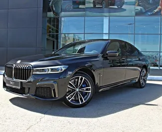 Frontansicht eines Mietwagens BMW 720d in Kaliningrad, Russland ✓ Auto Nr.8984. ✓ Automatisch TM ✓ 0 Bewertungen.