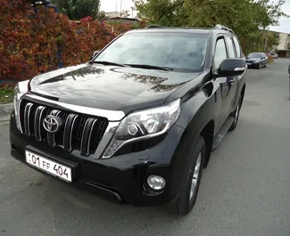 Frontansicht eines Mietwagens Toyota Land Cruiser Prado in Eriwan, Armenien ✓ Auto Nr.9063. ✓ Automatisch TM ✓ 0 Bewertungen.