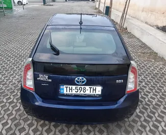 Innenraum von Toyota Prius zur Miete in Georgien. Ein großartiges 5-Sitzer Fahrzeug mit Automatisch Getriebe.