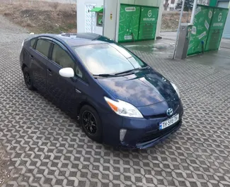 Frontansicht eines Mietwagens Toyota Prius in Tiflis, Georgien ✓ Auto Nr.9239. ✓ Automatisch TM ✓ 0 Bewertungen.